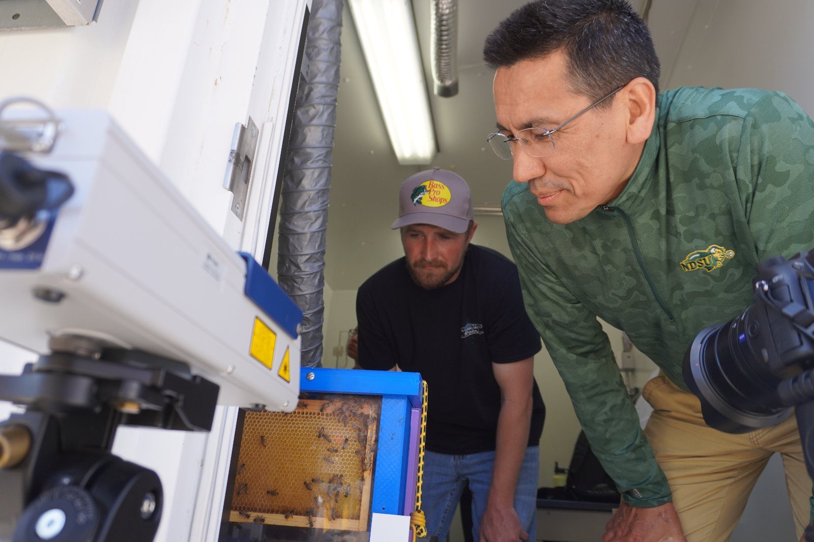 Honeycomb frame inspection for pollinator health research